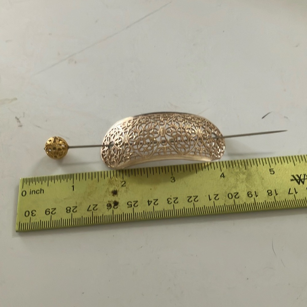 FINAL MARKDOWN
Vintage filigree hairpin